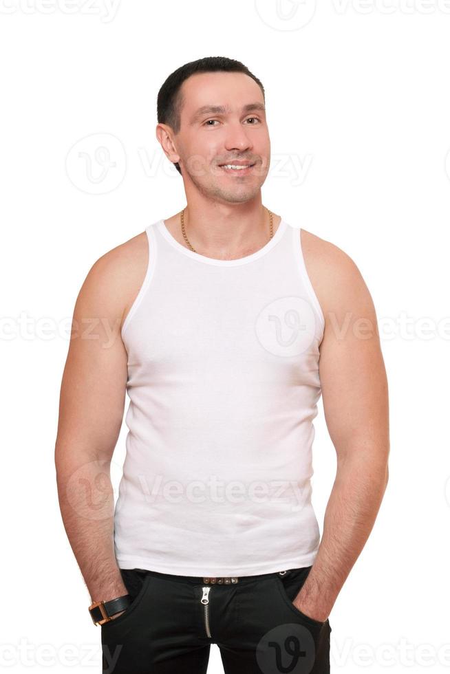 hombre sonriente con una camiseta blanca foto