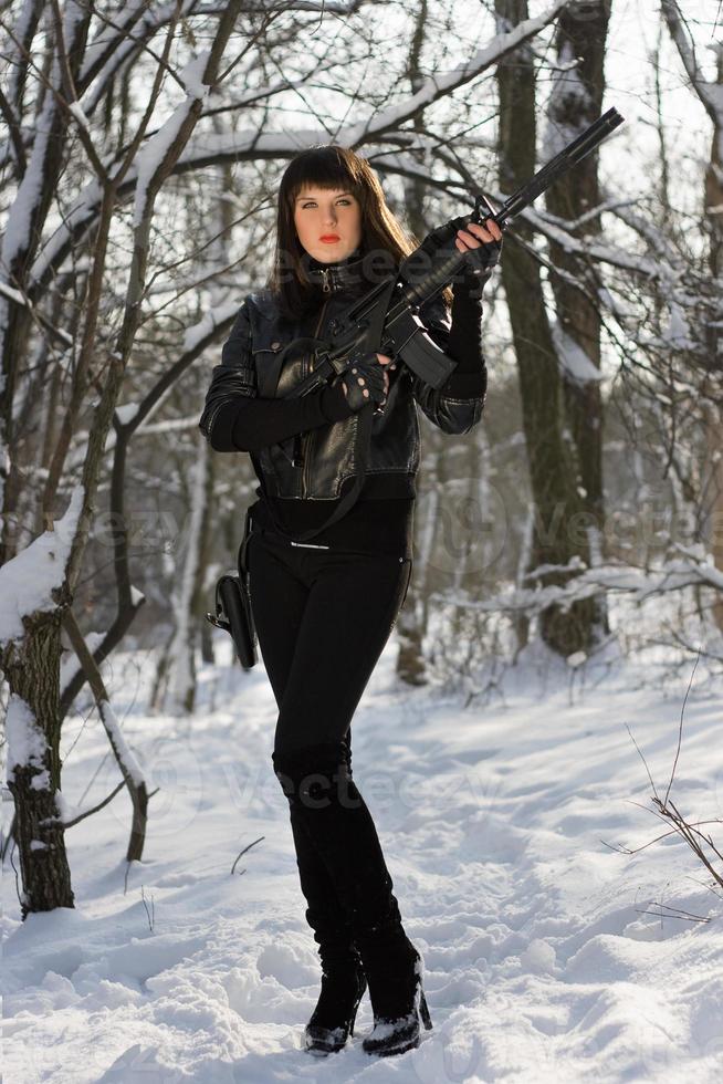 mujer joven atractiva con un rifle foto