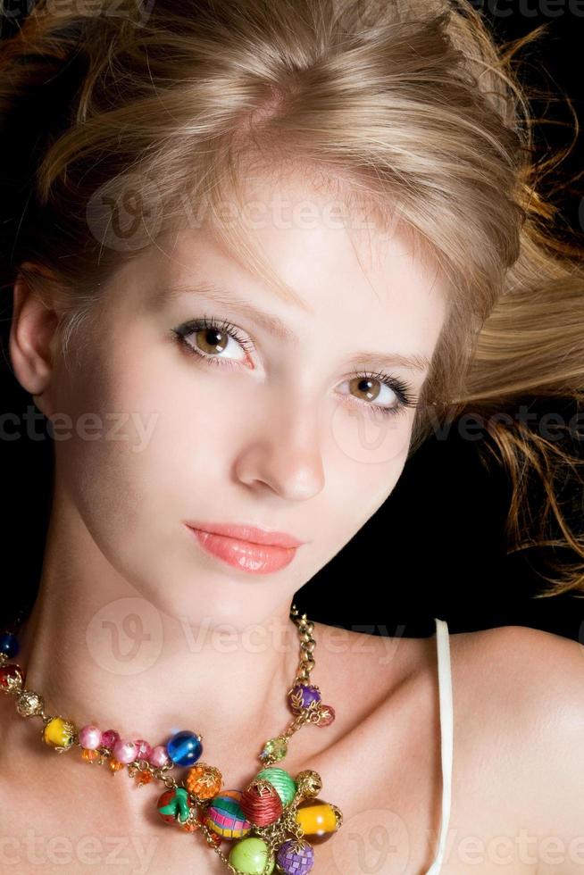 retrato de la hermosa joven rubia. aislado foto