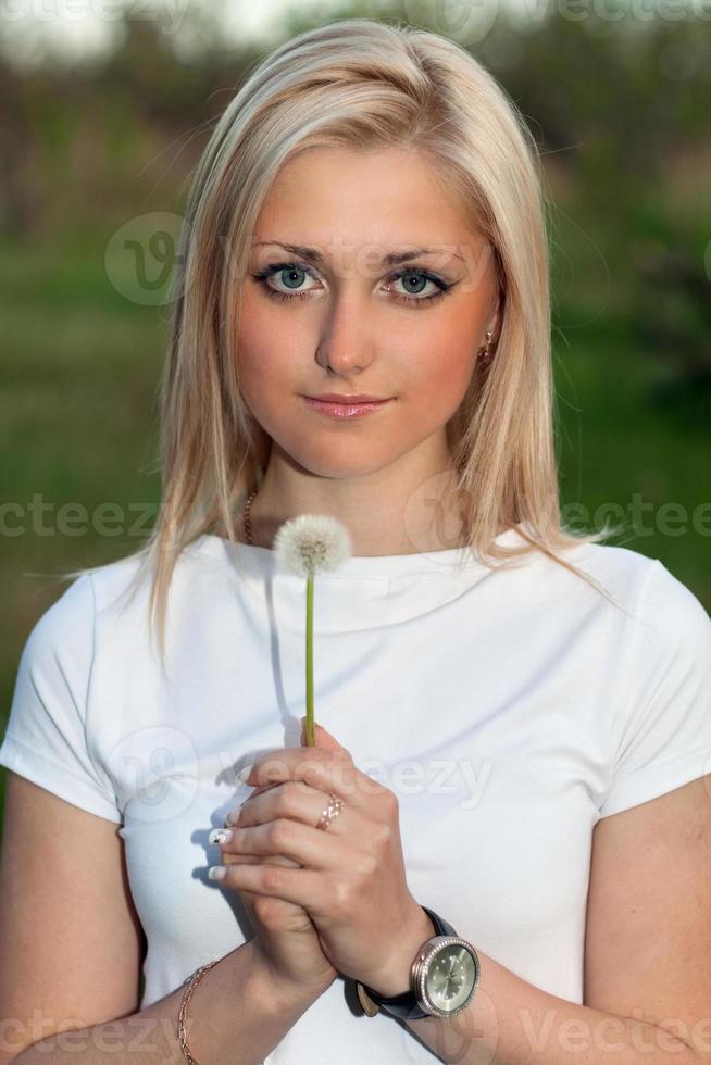 retrato de joven bonita rubia foto