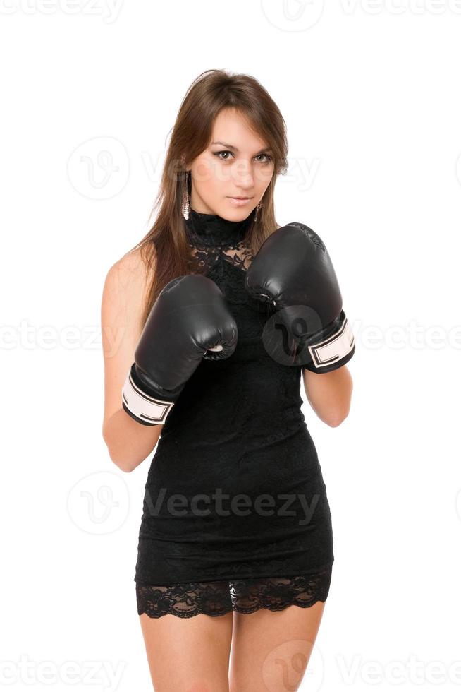 guapa mujer morena en guantes de boxeo foto