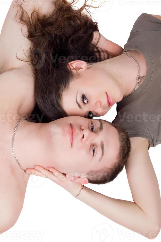 retrato de la hermosa joven pareja. aislado en blanco foto