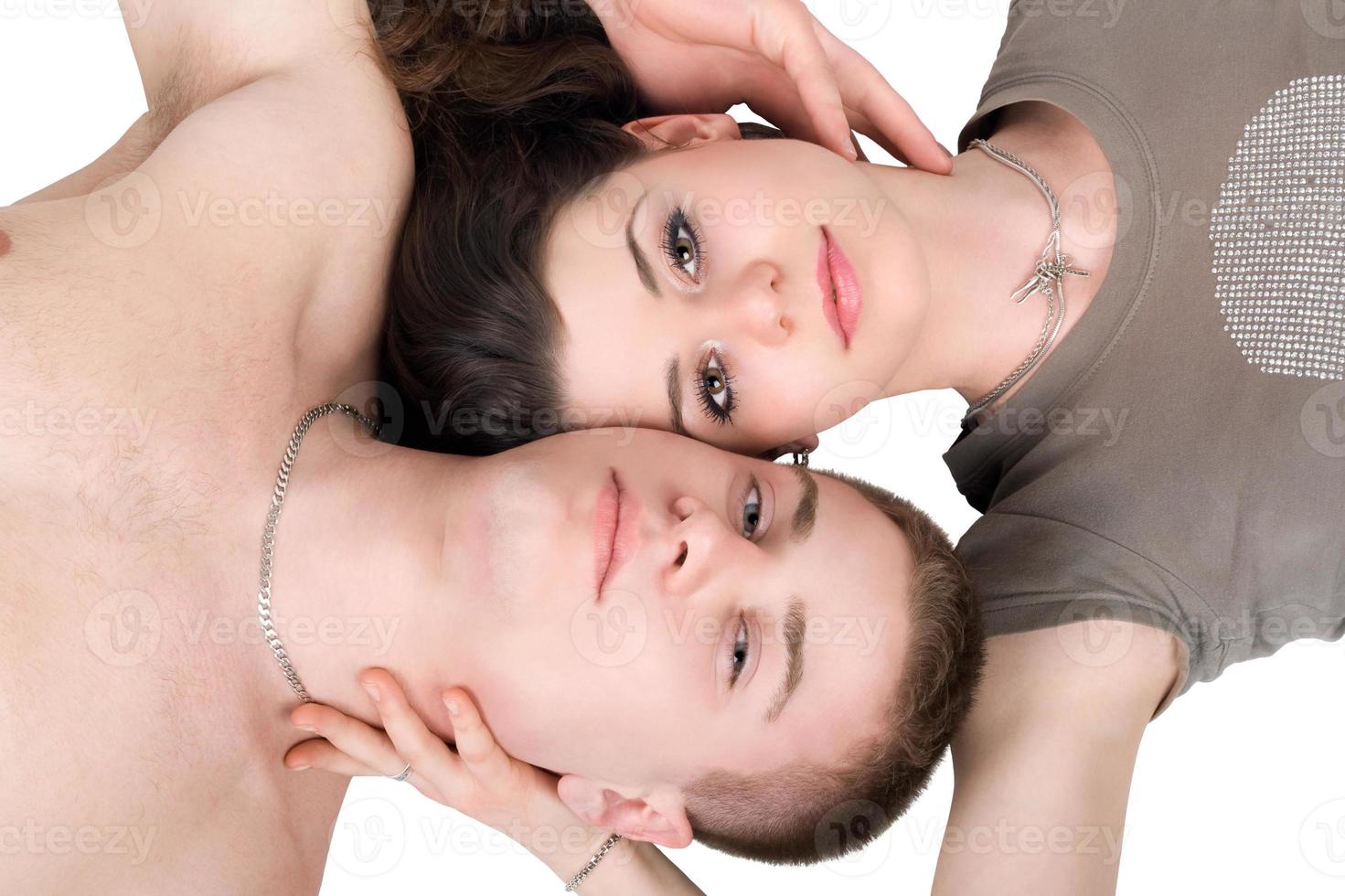 retrato de la joven pareja. aislado en blanco foto