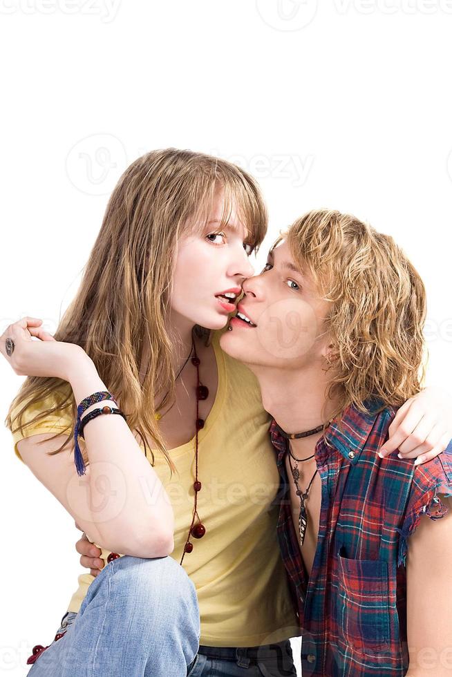 retrato de la joven pareja de belleza. aislado en blanco foto