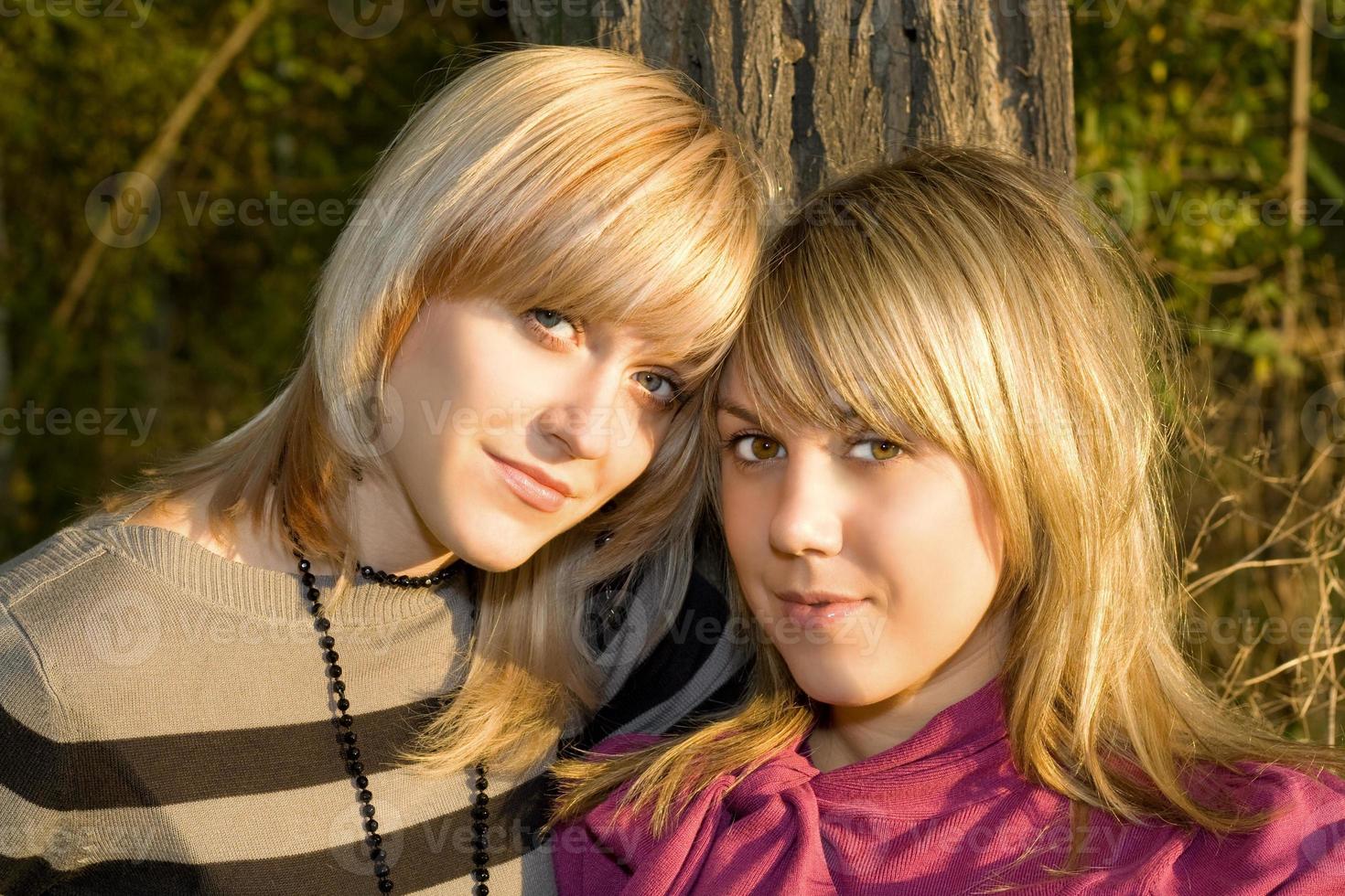 retrato de las dos mujeres jóvenes al aire libre foto