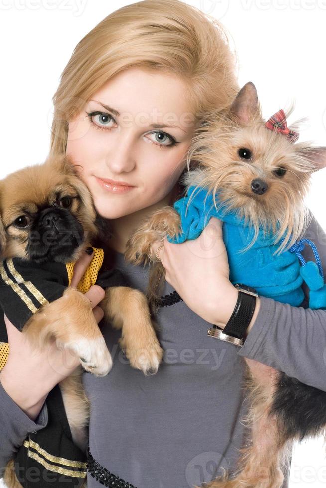 retrato de hermosa rubia con dos perros. aislado foto