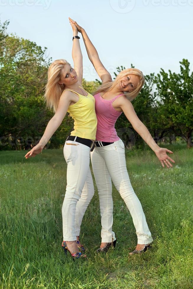 dos feliz rubia atractiva en jeans blancos foto