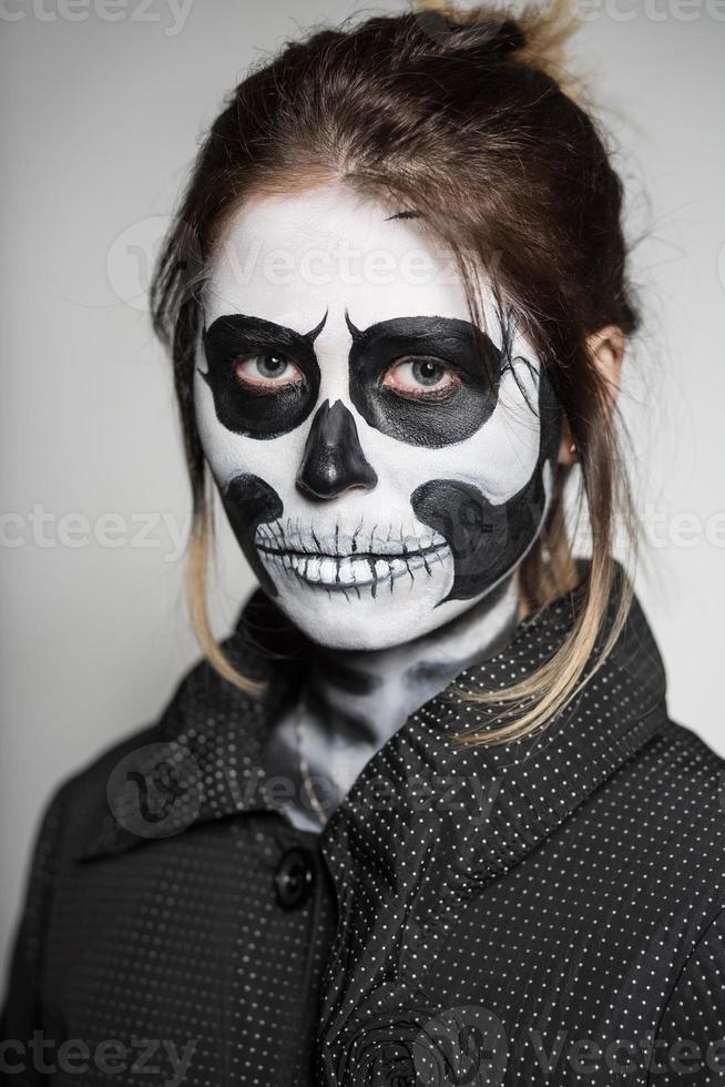 mujer pintada como un cadáver foto