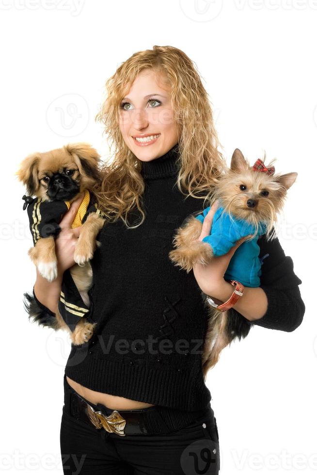 retrato de una joven rubia alegre con dos perros foto
