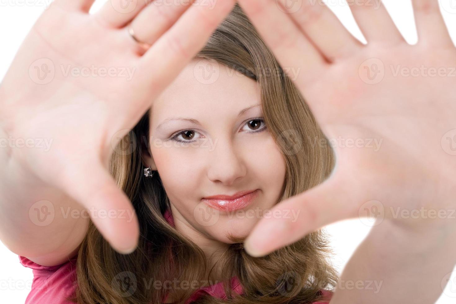 retrato de la hermosa joven. aislado en blanco foto