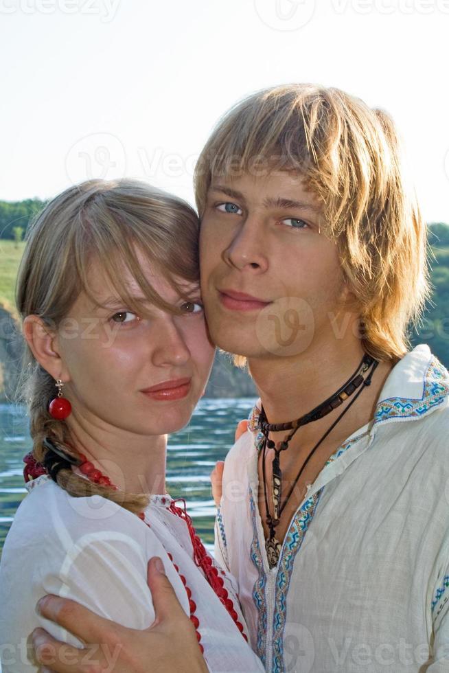 retrato de la joven pareja de belleza al aire libre foto