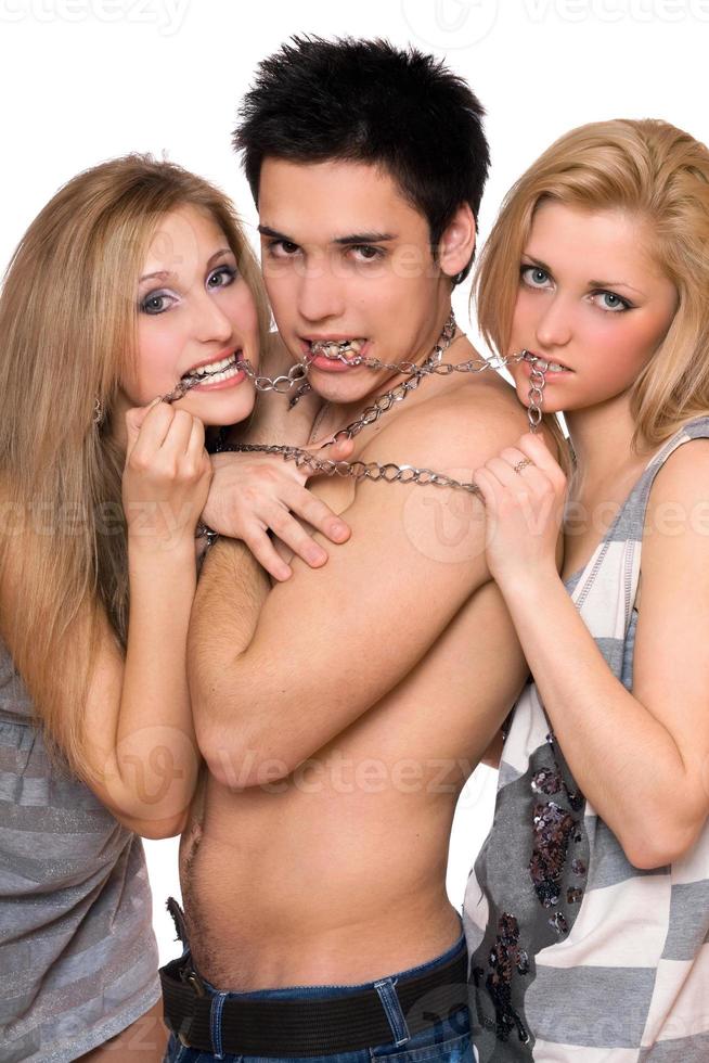 dos chicas guapas y un chico foto