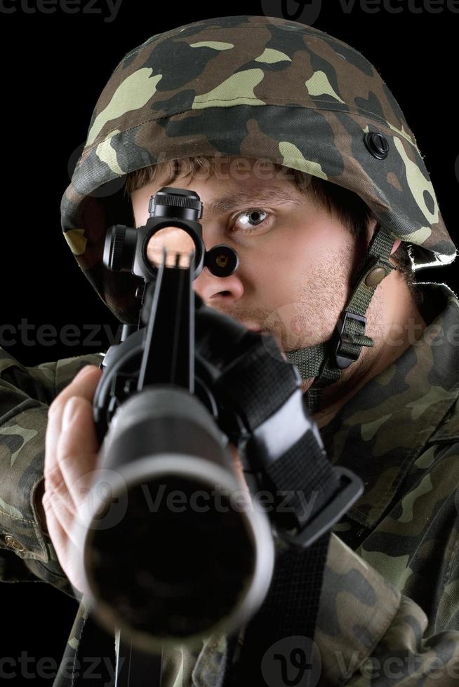 hombre apuntando con un rifle foto