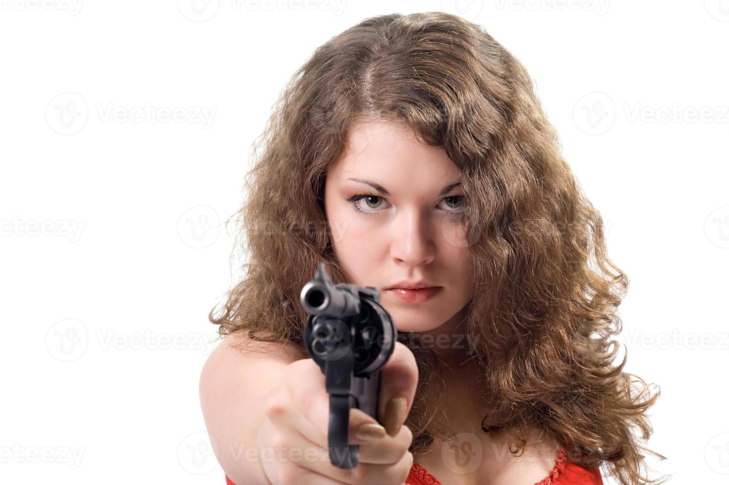 mujer joven con una pistola. aislado en blanco foto