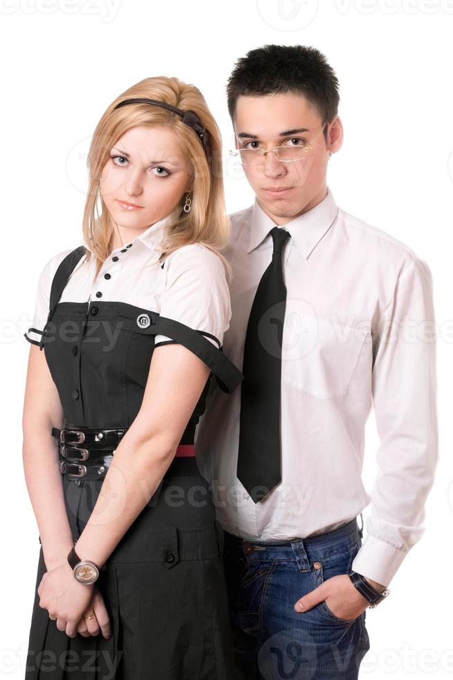 retrato de una bonita pareja de estudiantes. aislado foto