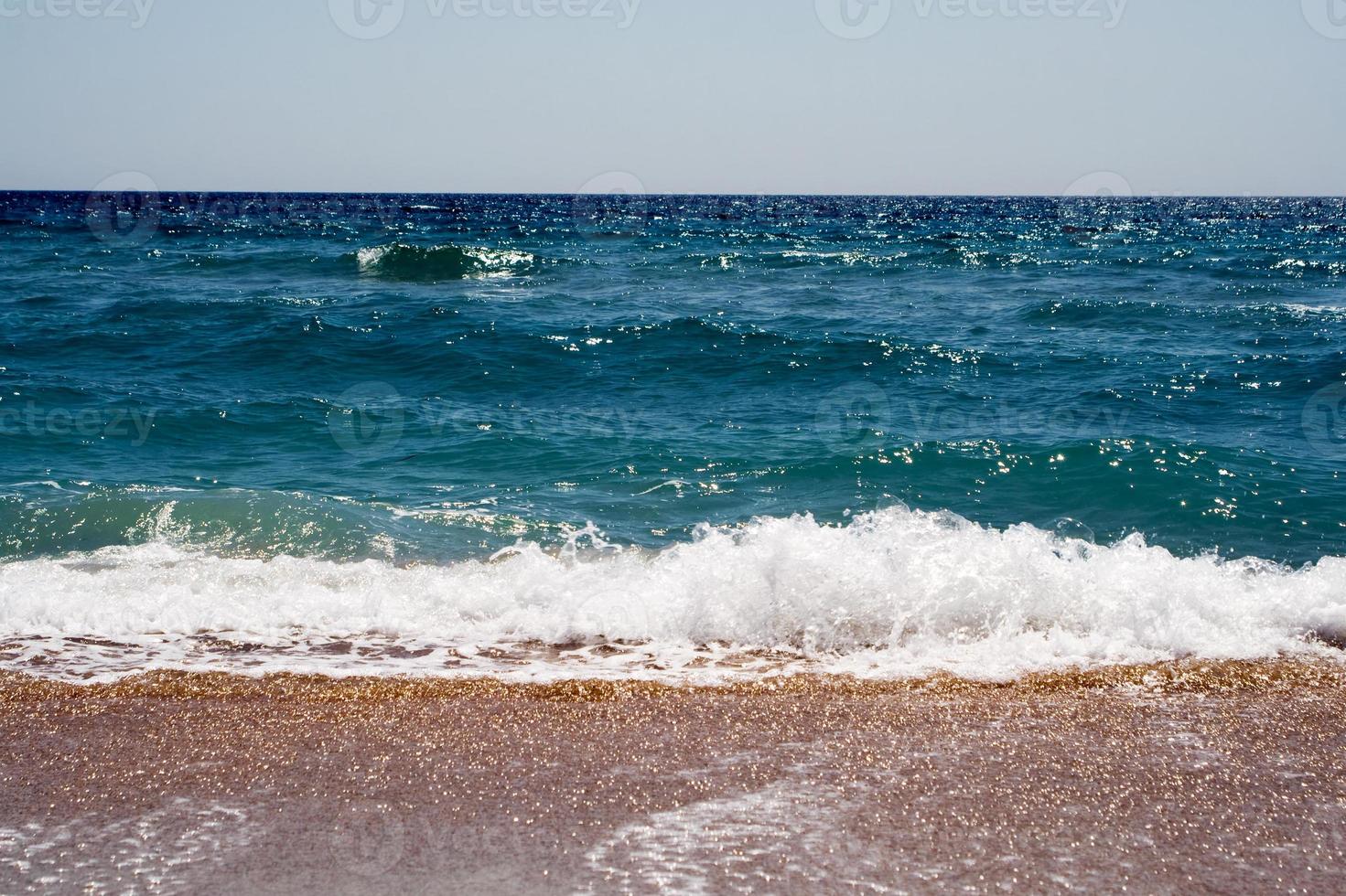 olas en la costa del mar negro foto