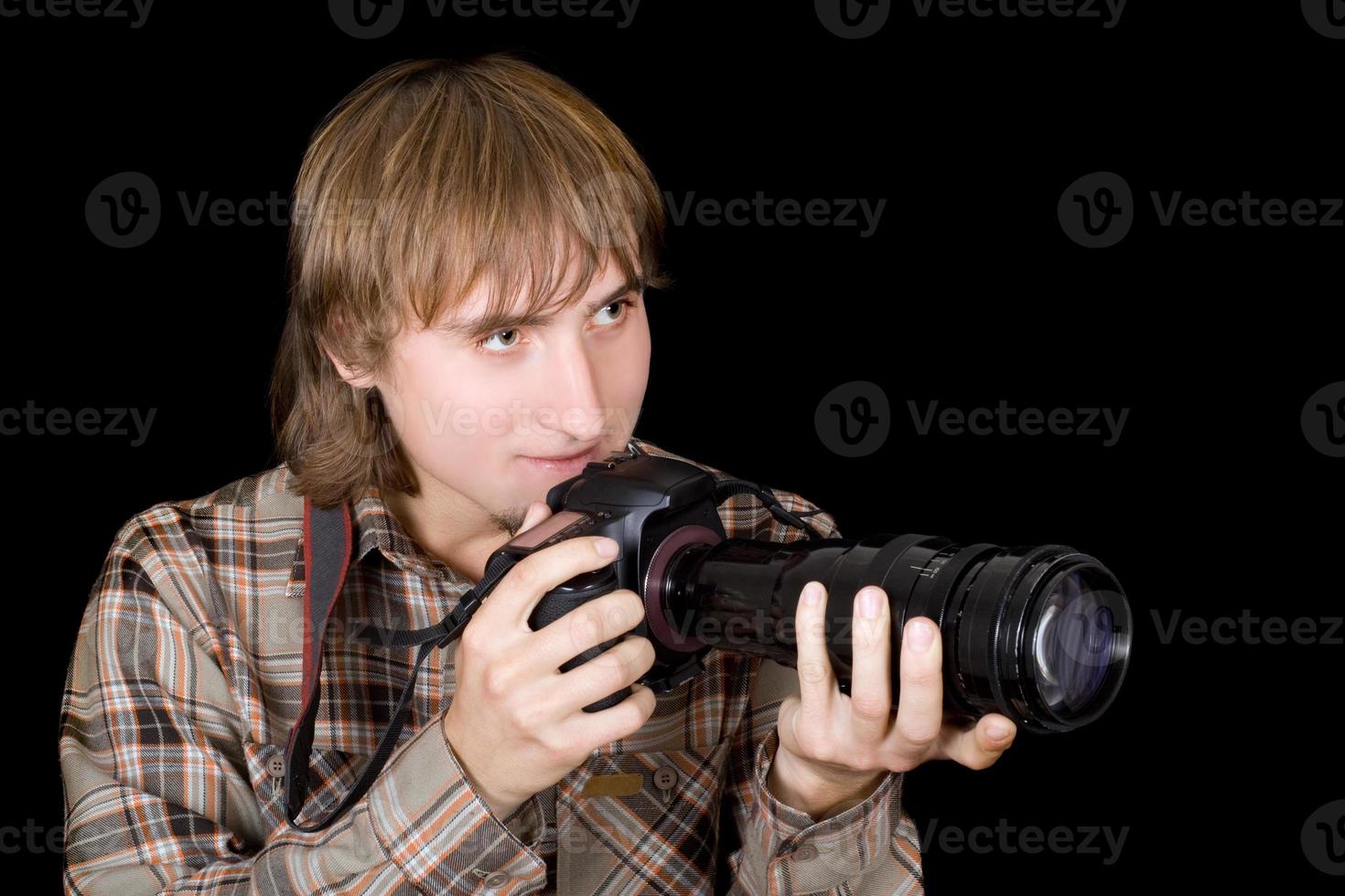 fotógrafo con la cámara con una lente de telefoco foto