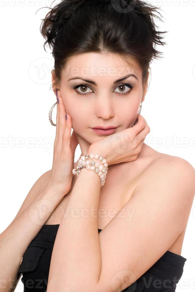 retrato de una mujer joven y guapa con un vestido negro foto