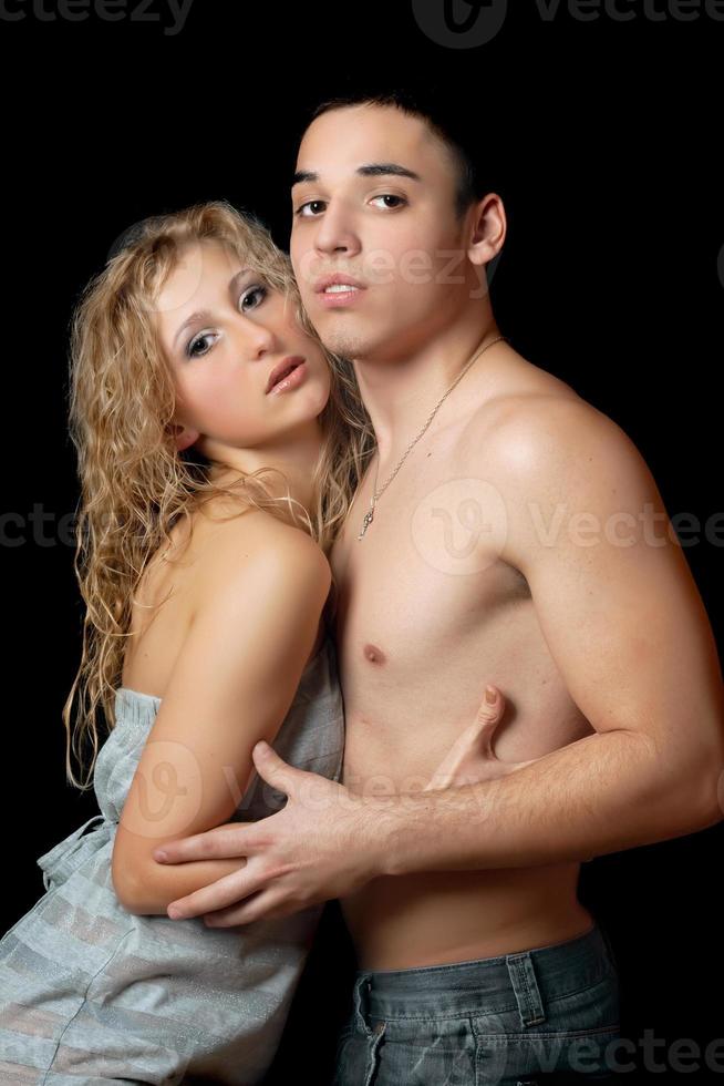 retrato de una pareja joven apasionada y atractiva foto