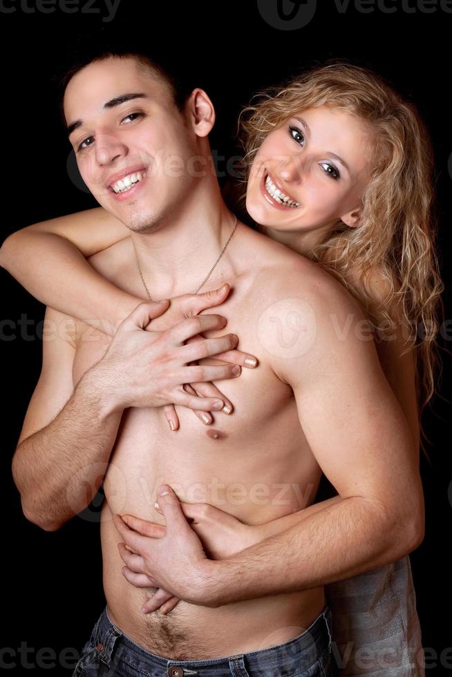 retrato de pareja joven feliz. aislado en negro foto