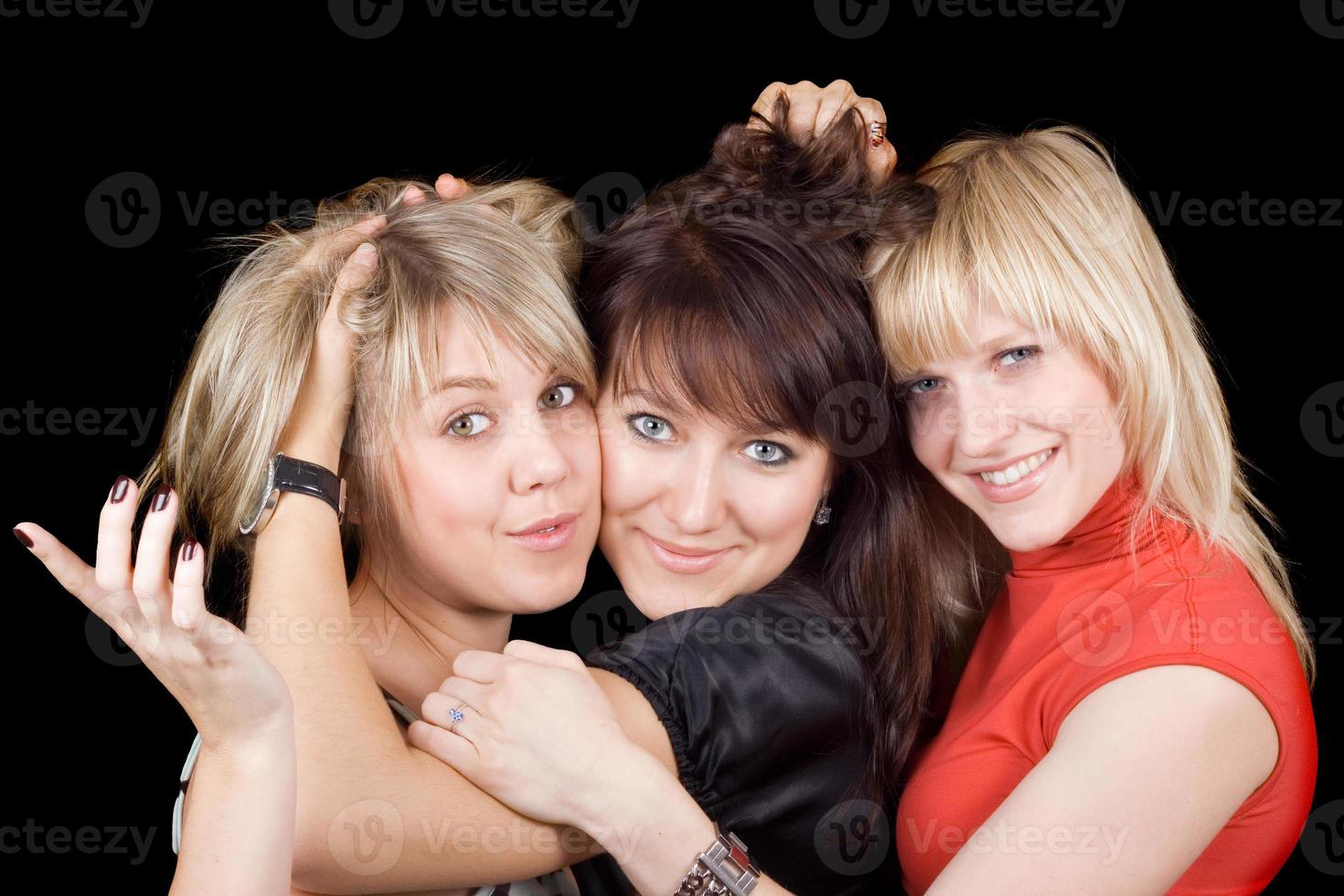 retrato de las tres jóvenes juguetonas. aislado foto