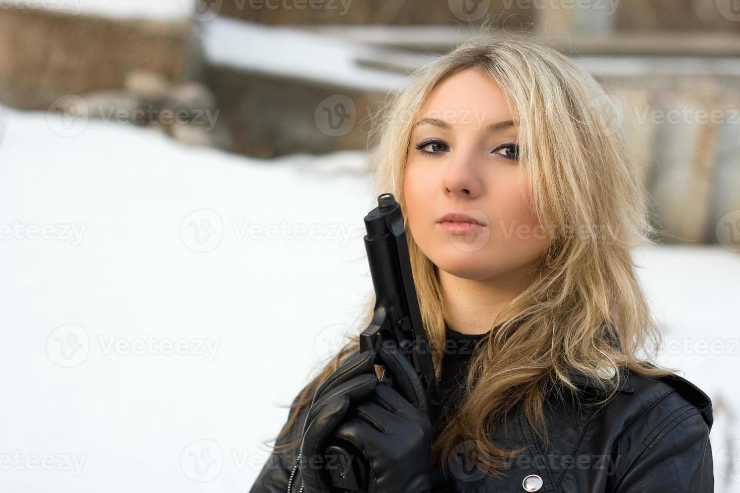 chica caliente contra la nieve foto