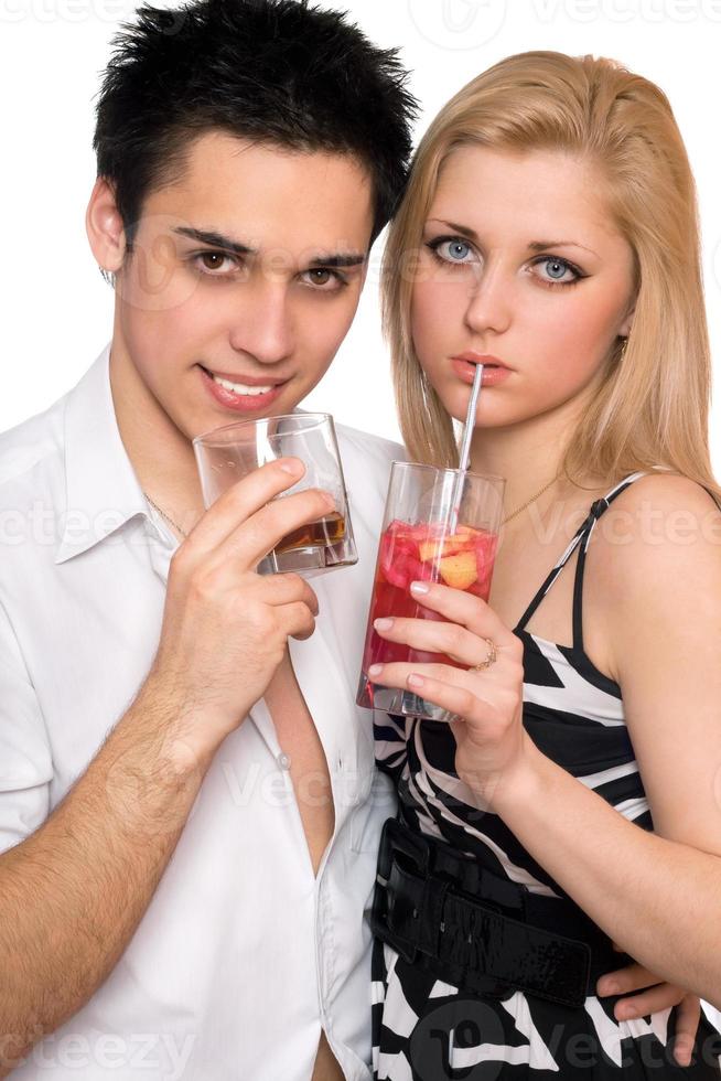 pareja joven con cócteles. aislado foto
