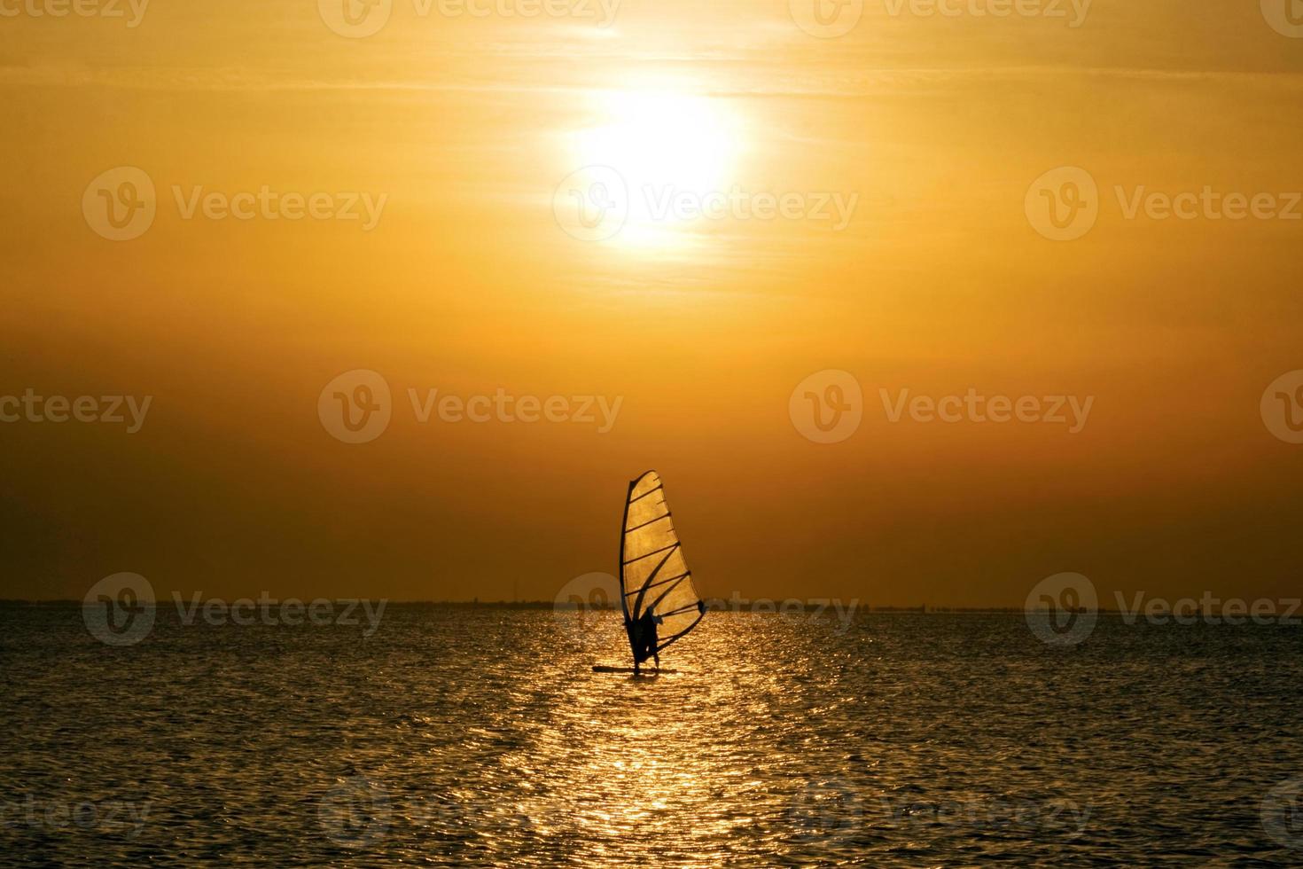 windsurfista al atardecer foto