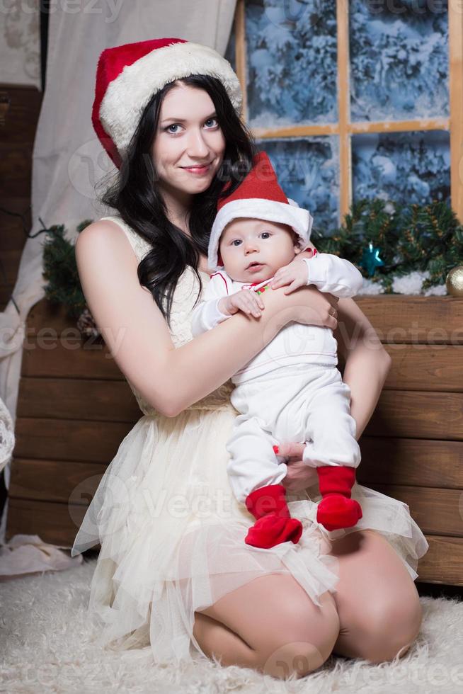 joven mujer feliz posando con su bebé foto