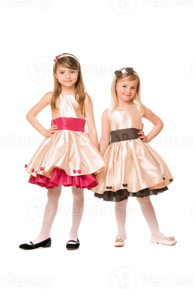 dos hermosas niñas en un vestido foto