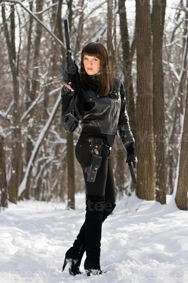 mujer joven fuerte con un rifle foto