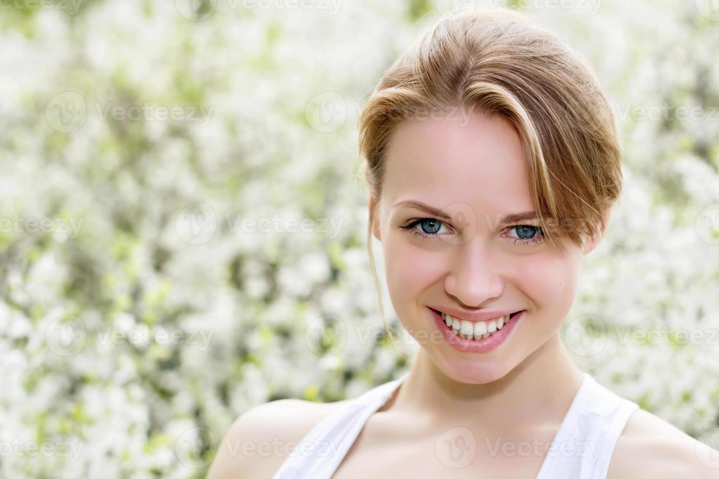 sonriente joven mujer rubia foto