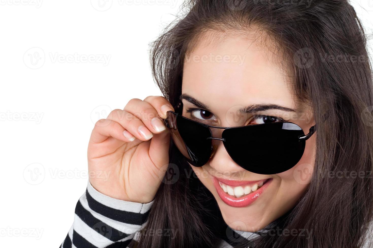 retrato de la chica sonriente con gafas de sol foto