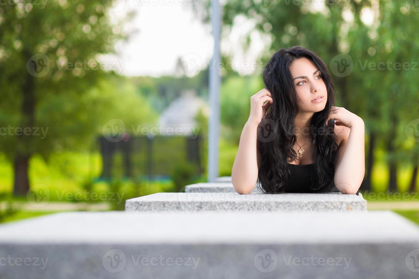 joven morena pensativa foto