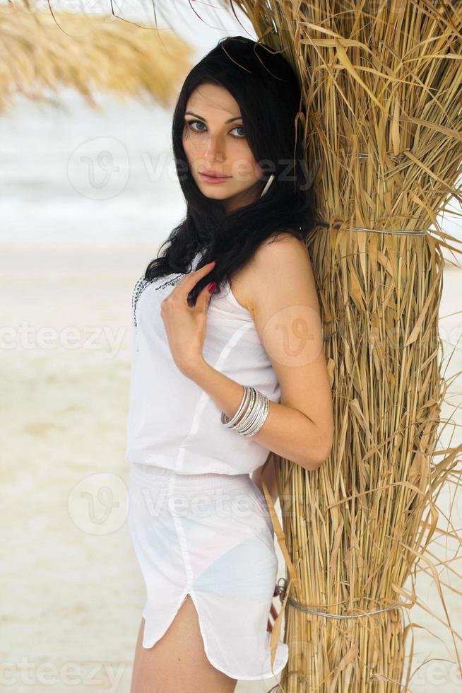 joven morena en una playa foto