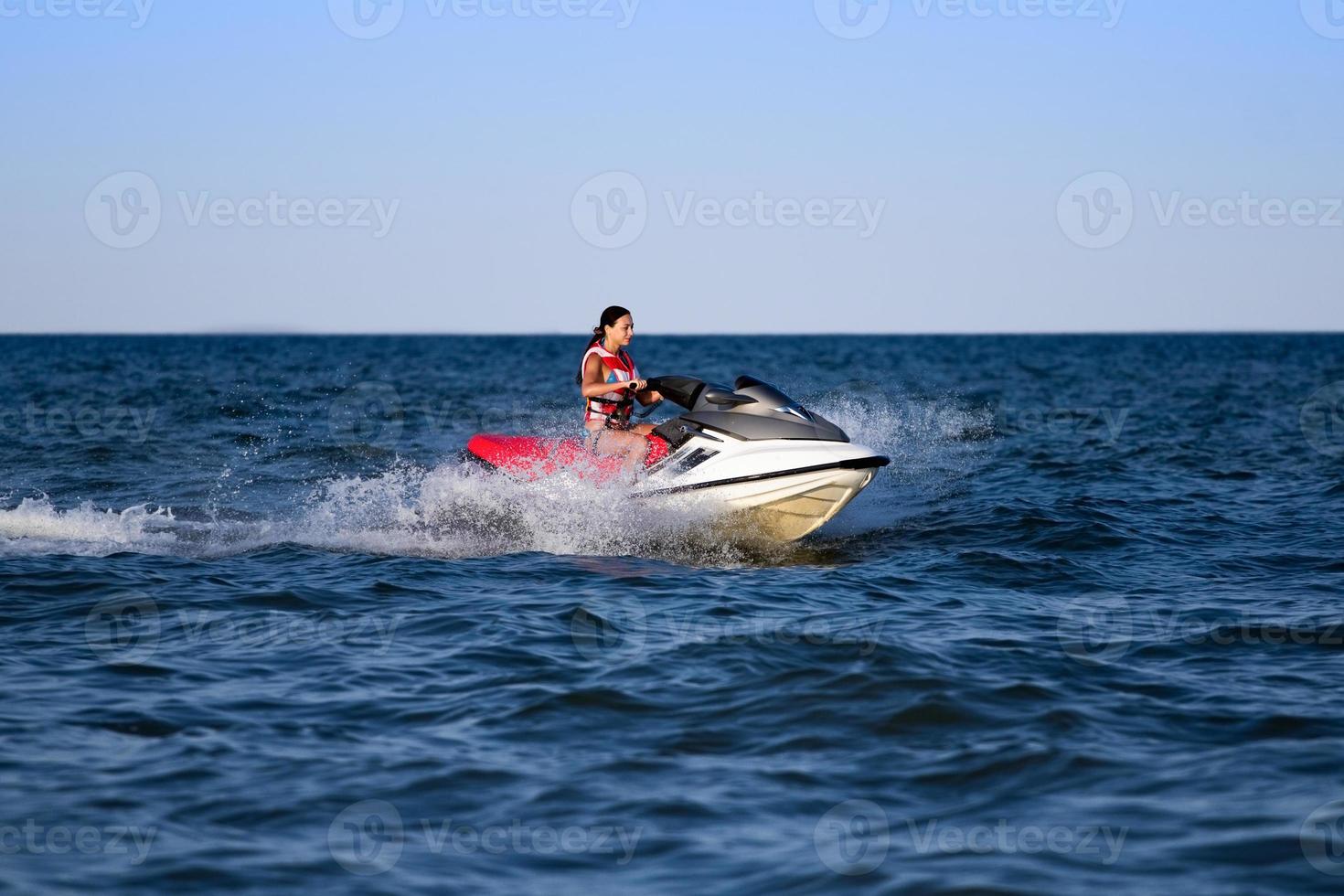 morena en moto de agua foto