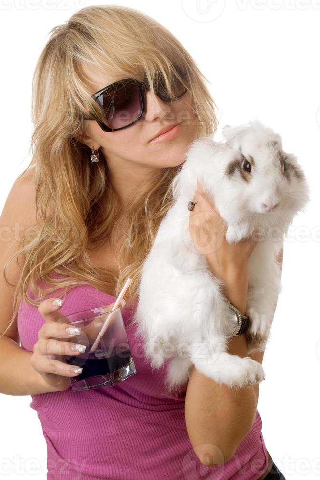 mujer joven sosteniendo un conejito mascota foto