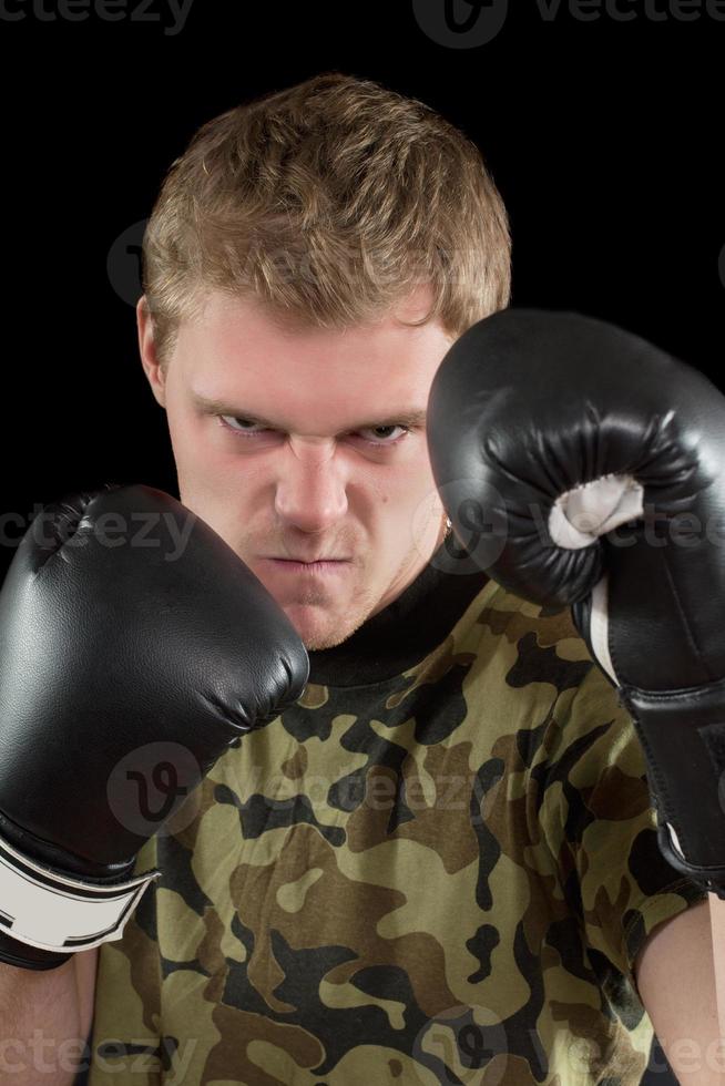 joven en guantes de boxeo foto