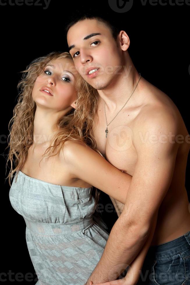 retrato de una hermosa pareja joven. aislado foto