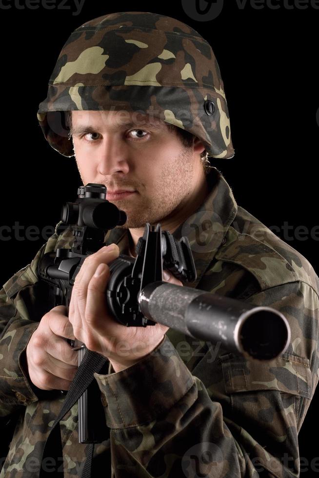 soldado vigilante apuntando m16 en estudio foto