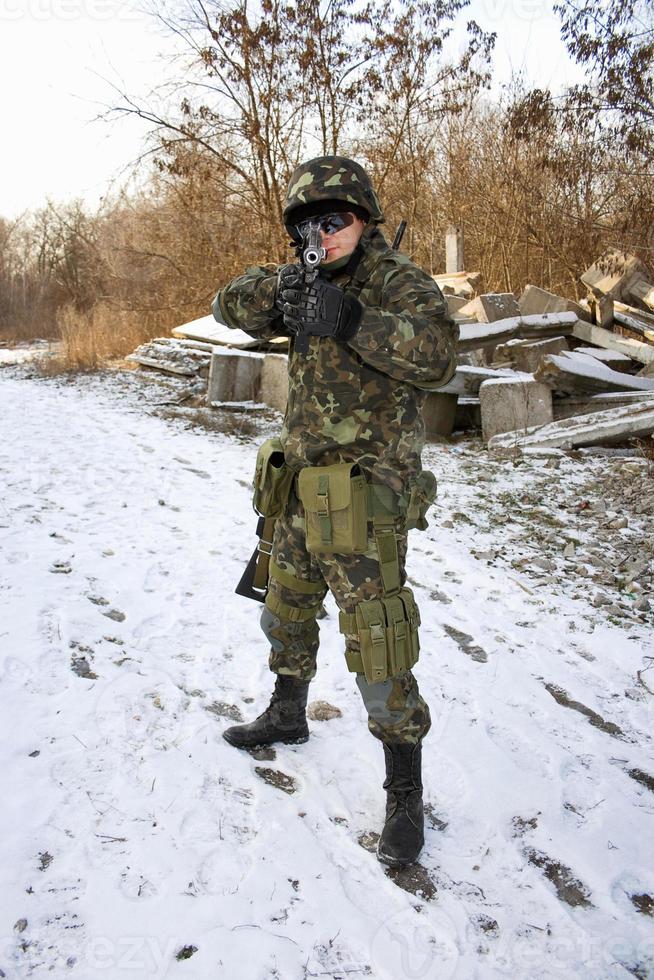 soldado con un arma foto