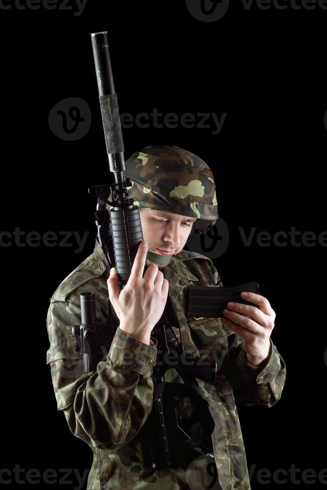soldado cambiando cargador de m16 foto