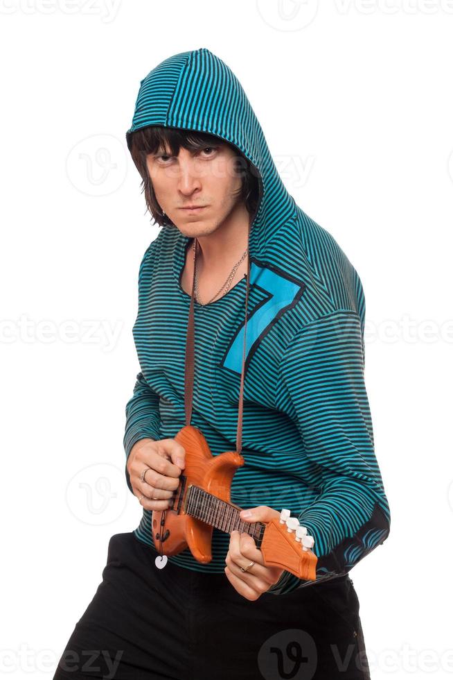 hombre extraño con una pequeña guitarra. aislado foto