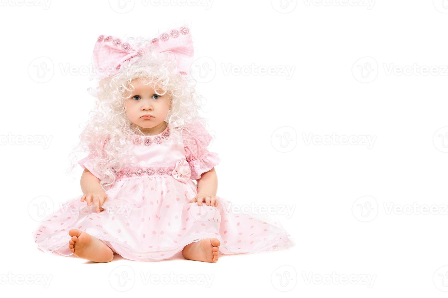 niña triste con un vestido rosa foto