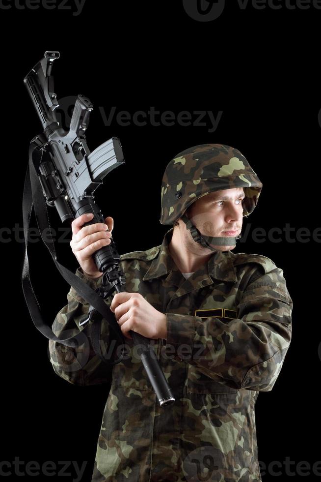 soldado amenazando con un rifle foto