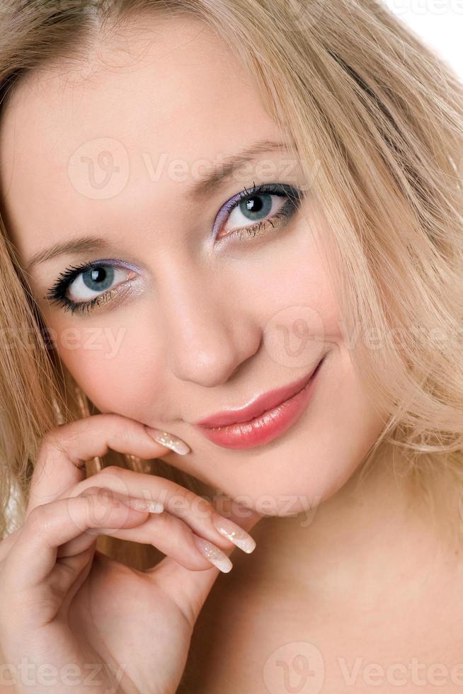 linda mujer rubia sonriente foto