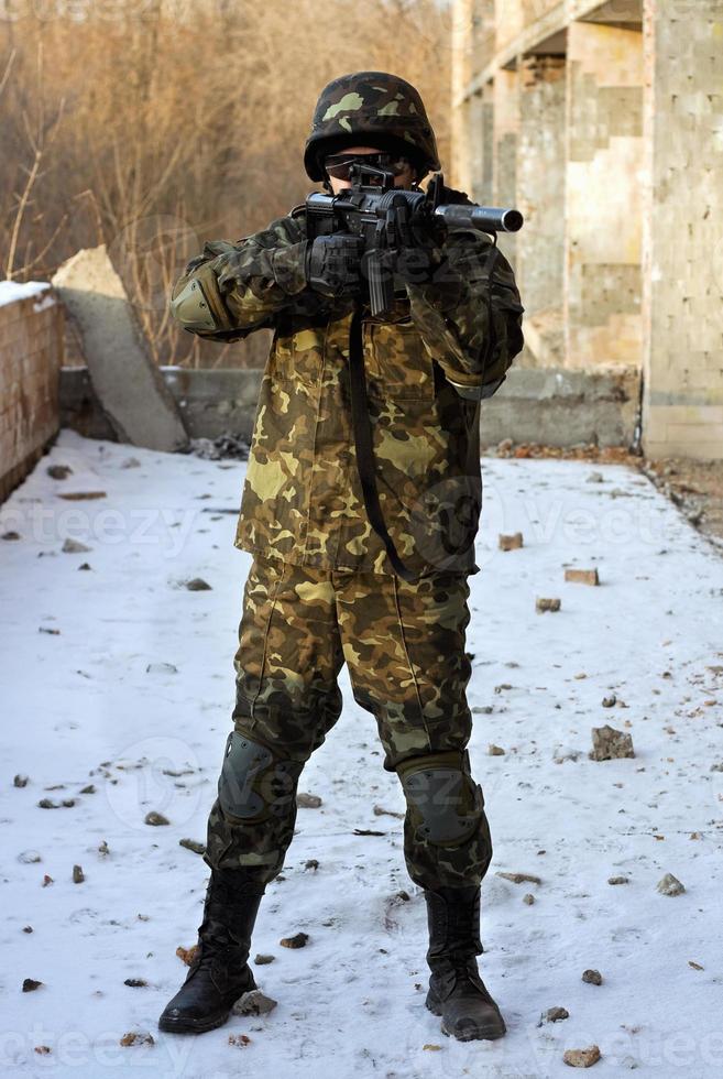 soldado en camuflaje con rifle foto