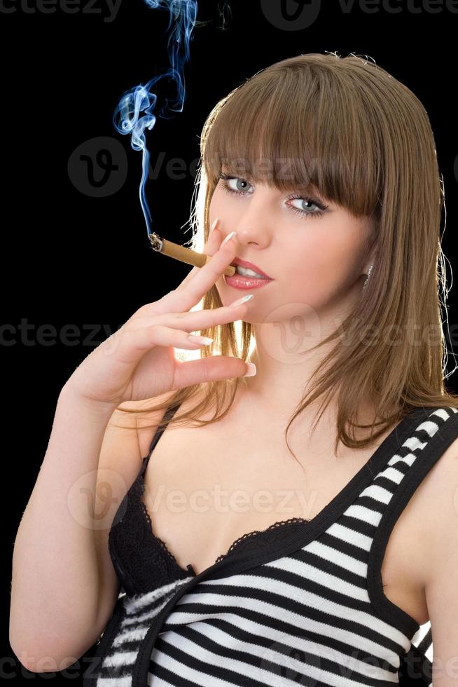 retrato de la joven con un cigarro. aislado foto