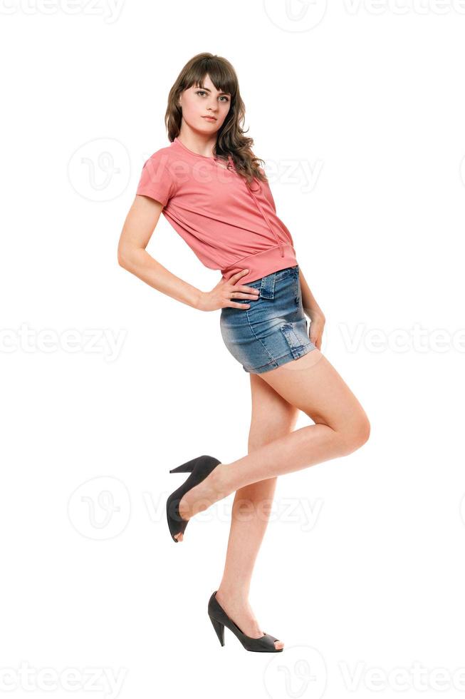 chica atractiva en minifalda de jeans. aislado foto