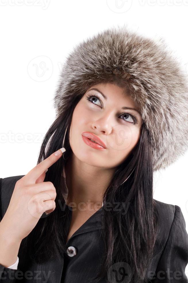 retrato de la joven en un gorro de piel. aislado sobre fondo blanco foto